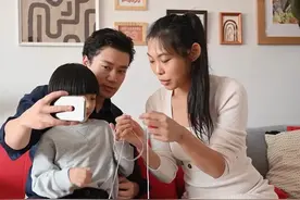 美国移民又可以了 在中美谈判顺利出结果之后，美国的市场又重新对中国人开放了，去美国留学、投资、拿绿卡好像又可以了！
 
中国人最喜欢申请的美国移民类签证都有哪些？哪些签证的申请条件没那么苛刻？借着友好谈判的春风，今天就给大家集中介绍一下。
 
根据美国移民局发布的数据，2022到2024前三季度，来自中国大陆的移民类签证一共收到124451宗，其中，亲属类移民签证一共51526宗，职业类移民签证一共72925宗。
 
在亲属类移民签证中，中国大陆移民申请最多的是F-4签证，即美国公民兄弟姐妹签证。一共收到了39694宗申请。不过排期也是最长的，需要等待十几年才能轮到。
 
而在职业类移民签证中，中国大陆移民申请最多的是EB-2（高学历专业人才签证）。一共收到了35764宗申请。其次为EB-1（杰出人才签证），一共收到了22694宗申请。
 
美国移民系统分为两大类签证：亲属类和职业类。
 
亲属类需要有美国公民或永久绿卡持有者的直系亲属，为你做担保才能申请。而职业类则需要申请人自身条件匹配，比如拥有杰出才能、高学历、专业技术或者能够投资创造就业岗位等等。
 
美国职业类移民签证又按照优先审批顺序排列，从EB1到EB5，EB1为第一优先顺序，也就是说，如果你想申请的话，EB1目前是最快的方式。#美国移民 #美国签证 #美国杰出人才移民 #美国绿卡 #移民视频封面