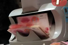 男子存进银行1.1亿，三天后不翼而飞，真凶竟是银行行长？视频封面