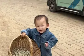 又到了一年一度的摘槐花季，这下可把一岁大的萌宝忙的不得了，跑前跑后的给奶奶帮忙，这种感觉是不是只有河南的孩子才懂#槐花 #日常 #记录真实生活视频封面