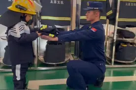 懂事得让人心疼！据视频主@从一束光开始 @太原消防 7岁的小男孩赵子龙（音）自小妈妈离开，父亲入狱，爷爷也已去世，他只能与奶奶艰辛度日、相依为命。懂事、好学又坚强的他说自己把伤心的眼泪都憋着了。他的梦想是做一名能够无私帮助他人的消防员。太原消防队近日得知后邀请他前去体验自己梦想的职业生活。暖心！愿小男孩坚强勇敢追梦！
#消防员 #暖心 #正能量 #感人 #太原消防为小男孩圆梦 
