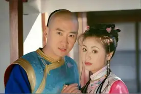 路人镜头下《还珠格格》原班人马，容嬷嬷老当益壮，苏有朋满脸青春，林心如宛如路人 #苏有朋 #李明启 #林心如 #明星人物传 #娱乐圈大盘点视频封面