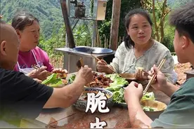用爸爸买的五花肉给家人做道又香又脆的“脆皮五花”搭配灵魂料汁，真的巴适惨了#农村美食 #新农人计划2025 #亲情视频封面