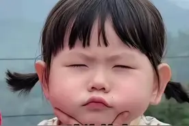 拥有2000万粉丝的网红小女孩“#瑶一瑶小肉包 ”最近账号内容引发争议，其母亲被指为了博流量故意让女儿被绊倒。虽然其母对此事进行了回应，称误会，但公众还是对#网红 幼童的商业化颇为担心，在法律明确规定十岁以下儿童不得代言#广告 的情况下，“瑶一瑶”又是何如实现年入千万广告收入？视频封面