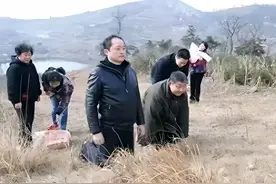 2010年，孙立人长子携妻儿大陆祭祖，孙安平在墓前长跪不起 #热点