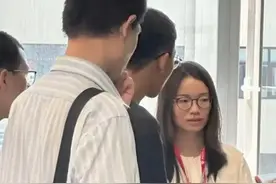 34岁教授王虹北大开数学讲座，韦东奕第一排认真听课，课间与其讨论数学问题，王虹16岁考入北大，有可能成为首位获“数学界诺贝尔奖”中国籍数学家（极目新闻）#大象主播说