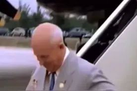 历史的天空：1959年中国政府迎接外国贵宾参加国庆庆典 #珍贵影像 #国庆庆典