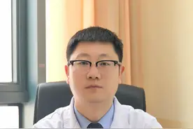 斜视 高低肩 侧身写字，和脊柱侧弯有关系 #斜视 #高低肩 #脊柱侧弯 #硬核健康科普行动  #AI分身24小时健康陪伴 @DOU+小助手