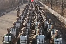 新兵成长日记 l 新兵首次徒步行军，用 “铁脚板”丈量青春#新兵#拉练  （刘金 张晓磊 闫凯）视频封面