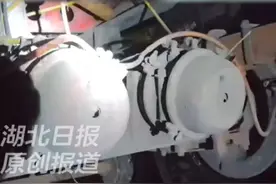 湖北高速执法人员揪出3台“百吨王”，民警：这是高速的“定时炸弹”。（记者：戴辉 通讯员：陈振、向金元 实习生：袁旻 编发：王琼）视频封面