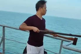 远洋渔船大海上偶遇遇卖菜的?船员拿着斧头大声驱赶，网友：西游记里荒山野岭给你送饭的施主#海盗 #远洋船员视频封面