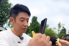 这个夏天必须得来云南一趟，撒贝宁在普者黑和游客分享“炸荷花” ！
#来云南旅居吧  #有一种叫云南的生活    #美好生活在云南视频封面