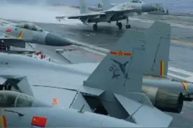 能见度仅一两公里！#我舰载机大雨中冒险起飞驱离外机  “不管遇到多么强大的敌人，多么复杂的情况，我们都敢于亮剑！”#歼15雨中起降驱离外机画面披露  #歼15带实弹升空驱离外机