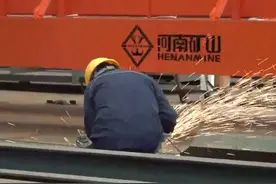 河南一企业发上百万高温补贴！“9点发雪糕 10点发西瓜 随时都有可能发钱”，又发钱还放假你羡慕了吗？#发钱 #高温 #高温补贴 #河南视频封面