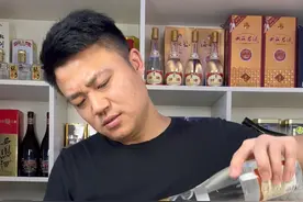 今天又休息了，起早去早市溜达一圈，花35买了一只小笨鸡，回家做个东北传统名菜小鸡炖蘑菇。继续我的快乐时光！#抖音美食推荐官 #整点儿下酒菜 #人生得意须尽欢 #爱做饭的男人 #喝点小酒