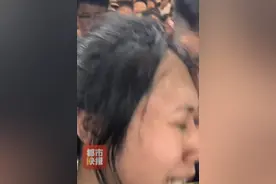 “让我下去！”男子西安坐地铁被挤到进退两难，直呼 #是我低估西安地铁了  ！视频封面