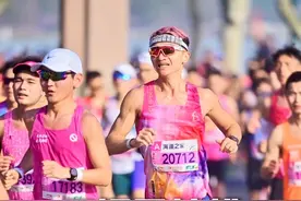 无锡马拉松奖牌，手机碰一碰就能查到成绩，2:47:59！ 每一滴汗水都值得！
#无锡马拉松 #抖音送你去跑马 #春天就要跑马观花 #跑场樱花主题的马拉松视频封面