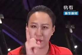 不会游泳却意外落水怎么办？世界冠军教你这样防范，切记“手出水面头必沉”。