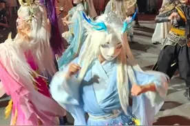 网红NPC“蓝狐狸”被曝婚内出轨粉丝，景区： “蓝狐狸”内胆已换新人，粉丝和游客可继续偶遇合影 #开封万岁山景区