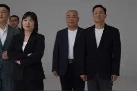 长城汽车35周年之际，高管合照引发热议，魏建军不站“C位”，为年轻人才提供了广阔的发展空间，激发了企业的创新活力！#魏建军拍合照站不到C位  #国产大V8超跑要来了吗   （资讯）