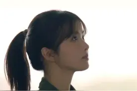 95后女飞行员徐枫灿因颜值受到质疑，“她能开飞机吗？” 徐枫灿回应：“关注和质疑也是一种激励，我会做好本职，不辜负大家的认可。”#徐枫灿回应质疑 #女飞行员 #战斗机 #军人  【编辑：张一、刘佳雯（实习）】视频封面