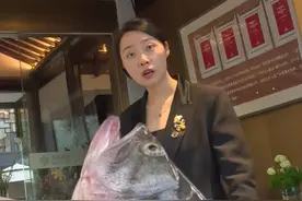 拿鱼去换饭，美女老板同意后竟这样说…#鱼换万物 #这就是钓鱼换饭的天花板了 #钓鱼 #嗨皮钓鱼记 #美食