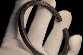 丢在地上都没人捡的手镯竟然是真黄金！？大马路上真得留意留意！ #阿尤珠宝 #打金 #黄金加工 #绍兴打金 #黄金手镯视频封面