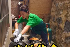 清蒸鲈鱼大家都快吃厌了吧！没关系，今天给大家带来鲈鱼不一样的做法-砂锅鲈鱼！喜欢吃的宝子们还等什么呢，跟着视频做起来吧！#巨好吃计划  #乡村宴席视频封面