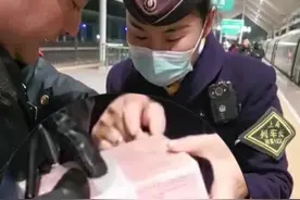 太粗心！近日，山东济宁。孟先生乘坐高铁时将装有10万元现金的包遗落在车厢，警民接力“完璧归赵”，提醒：携带贵重物品乘车时请妥善保管，下车带好随身物品 #山东dou知道 #现金 #警察 #高铁视频封面