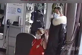 #泪目！妈妈带生病女儿去剃光头，店主了解情况后细心理完不收钱 店内顾客也动容不已#理发  #化疗 #女孩理光头视频封面
