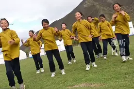 “小小女团”草原起舞，你期待的完整版来啦！网友：甘南藏族少年又要炸裂六一了！#草原 #甘南少年六一舞蹈火了 #儿童节视频封面