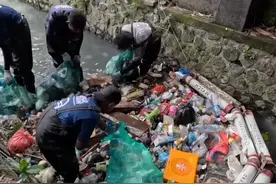 环保志愿者清理河道垃圾 #环境污染 #捡垃圾 #再生资源 #清理河道 #解压视频视频封面