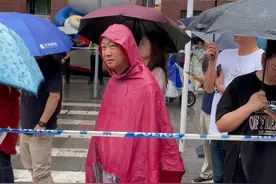 高考第二天武汉大雨，考场外家长默默等候，“陪伴最重要!“#2025高考视频封面