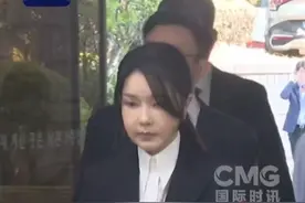 金建希被拘押 韩国首次出现前总统夫妇同时被捕视频封面