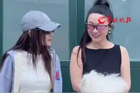 李小璐贾乃亮罕见合体，带女儿与霍思燕杜江一家出游，甜馨晒与贾乃亮合拍（编辑：罗钧栋、林润祺；实习生：姚政；审签：罗钧栋）视频封面