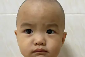 玉林市寻亲：1岁女孩被救助，穿粉色格子长袖T恤图片