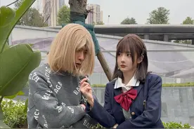 采访朋友如何看待宝马5系 他认为奔驰E是豪华C级车里的老大，你们怎么看？#奔驰E #宝马5系视频封面