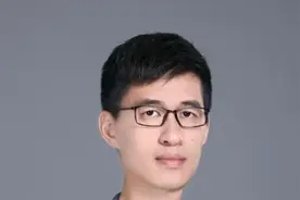 在医院旁边和葛均波院士拍一个科普节目，现场还遇到了多年未见的老同学，当年的舍友，鹤立烟雨#鹤立烟雨#北京大学第一医院视频封面