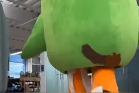 营销届顶流的骚操作哈哈哈❗️ 多邻国Duolingo的骚操作 #老外真会玩 #app #营销思维 #商业思维 #搞笑视频封面