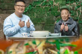 阿公买3斤鲫鱼，阿米做自贡特色菜“葱葱鲫鱼”，葱香浓郁，巴适
