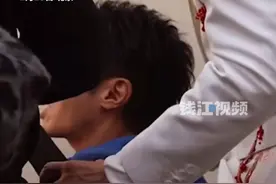 撒贝宁和尼格买提在后台“整活”，撒贝宁吐槽小尼因为共用氧气瓶把感冒“传染”给他。