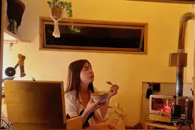 日本28岁的低收入打工妹子，每天住在房车里，夜生活有多潇洒视频封面