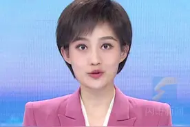 近日，不少网友发帖称，自己毕业证上的字体被证书自带的塑料膜粘掉了。对此有网友支招说：不要使用证件自带的壳，把内页从壳里拿出来，放到无酸纸档案袋里。也可以买一个档案盒，每张证书有字的一面垫上A4纸，最后在档案盒里放上干燥剂，定期检查。#毕业证视频封面