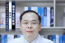 狂躁症不治疗发展下去会怎样？ #涨知识 狂躁症在精神病学中的专业说法是躁狂症，若是不治疗发展下去，可逐渐出现情感高涨、思维奔逸、活动增多等症状，并逐渐加重，甚至出现伤害自己或他人的行为，最终可导致病情反复发作、人格发生改变、社会功能受损等结果。
第一、情感高涨：这是#躁狂症 发作的主要的原发症状。患者的典型表现是自我感觉良好，整天心情非常好，保持特别愉快的心情。通常在症状较轻的时候不容易被察觉，在症状明显时，患者虽然表现情绪高涨，但是非常不稳定，可以时而表现为愉快的情绪，时而容易发怒；
第二、思维奔逸：患者表现为联想的速度很快，大脑的反应敏捷，思维内容丰富多变。对外表现语量大、语速快，甚至信口开河，还会因为环境事物的变化，注意力、思维活动或者讲话的内容跟着转移，出现意念飘忽的情况；
第三、活动增多：患者自我感觉精力旺盛，能力强，整日忙碌不停，却经常有始无终。患者常无疲惫感，病情严重的时候，自我控制能力下降，行为举止粗鲁，甚至可以出现攻击和破坏的行为；
第四、其他症状：患者会有夸大自己的观念，比如认为自身能力、身材、财富地位等高于常人，严重时会达到妄想的程度，出现被害妄想的情况。还有睡眠时间明显减少、精神亢进、食欲增加、性欲亢进等症状，多数患者在疾病早期已经丧失自知力。建议患者在确诊躁狂发作后，及时就诊进行治疗，以防病情继续发展，出现严重后果。#硬核健康科普行动  @创作灵感小助手
