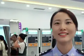 “沉浸式”体验使用出入境智慧小屋办理护照#出境游那些事 #畅游一夏出境无忧  #护照  #避坑指南  （素材来源：广州市公安局出入境管理支队 编辑：陈昱安）视频封面