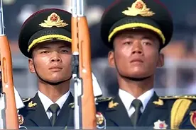 标兵就位，庄严威武！一声令下，以青春之姿，铸英雄之魂！