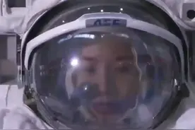 被问及是否会登上月球，航天员王亚平：正在准备 在训练#王亚平  #人类登陆月球视频封面