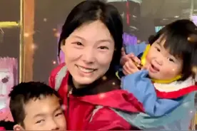 “趁有流量”继续摆摊救子？我们看见了一位母亲的爱与坚韧 #励志 #感人故事 #小林妈妈视频封面