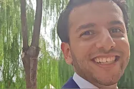 9月3日，在观看九三阅兵后，北京时间记者对话中阿卫视记者方浩明。后者表示很震撼，心情久久不能平复，看到最后已忍不住哭泣。其表示自己出生在一个战争国家，多希望中东人过上和中国人一样的生活。今天的阅兵展示是为了铭记历史、共创未来，中国让更多的国家来到中国去合作，去一起去发展，让这个世界变成一家人。就像天安门上面写的“世界人民大团结万岁”。（记者 李鹏毅）