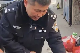 10多秒抓捕盗贼 前段时间，临沂市区几部自动售货机连续被盗香烟价值1万余元。兰山公安分局红埠寺派出所经过侦查，发现嫌疑人是被多次打击处理过的汲某。2月10日，民警追踪到一村庄，发现了作案时使用的电动车。由于此处外来人口较多，在不确定嫌疑人具体住址的情况下，民警以车找人展开守候。6个小时后，成功将现身的嫌疑人抓获。#警察 #抓捕现场视频 #社会百态 #山东 #正能量视频封面