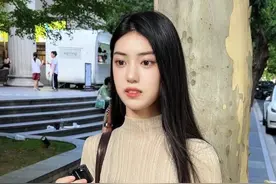 百变的模特小姐姐，喜欢少年感的爹 #上海 #街头采访 #情感 #恋爱 #是你喜欢的类型